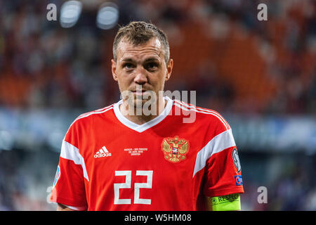 Knittelfeld, Russland - Juni 8, 2019. Russland Nationalstürmer Artem Dzyuba zu Fuß in Richtung Fans nach der UEFA Euro 2020 Qualifikation Russland vs San Stockfoto