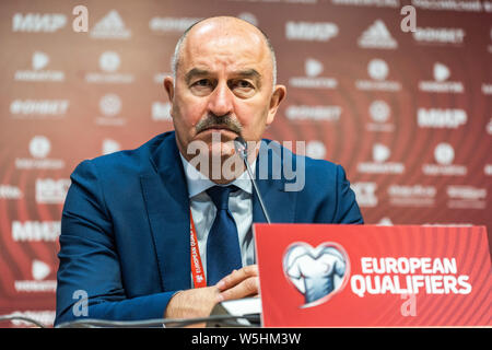 Knittelfeld, Russland - Juni 8, 2019. Russland Fußball-Nationalmannschaft Trainer Stanislav Cherchesov auf einer Pressekonferenz im Anschluss an die UEFA Euro 2020 Qualifikation Stockfoto