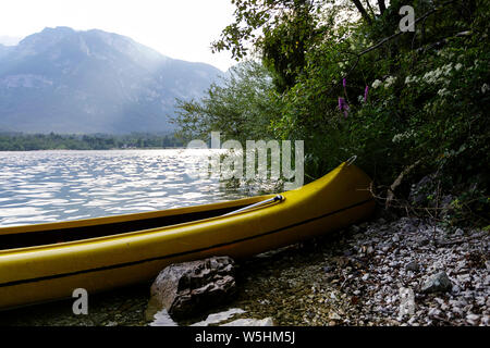 Gelbe Kanu am Ufer des alpinen See Bohinj, Slowenien geparkt, Europa Stockfoto