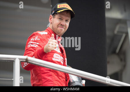 Sebastian Vettel (GER, Scuderia Ferrari Mission Worfeln) wirft seinen Daumen und wird mit dem zweiten Platz zufrieden, 2., Geste, Gestik, Jubel, Jubeln, Jubeln, Freude, Jubel, Feiern, halb Bild, halb Abbildung, Rennen am 28.07.2019 Formel 1, Großer Preis von Deutschland in Hockenheim/Deutschland vom 26.07. - 28.07.2019, Saison 2019, | Verwendung weltweit Stockfoto
