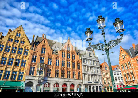 Brügge, Flandern, Belgien - 26 April 2019 - Das historische Zentrum der Stadt und der Marktplatz (Markt) in Brügge (Brugge), Belgien an einem sonnigen Tag. Stockfoto