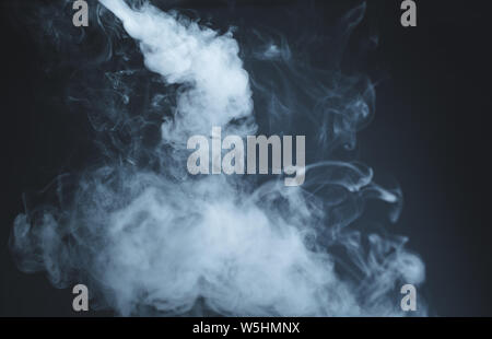 Abstrakt Blau Rauch auf dunklem Hintergrund. Stockfoto