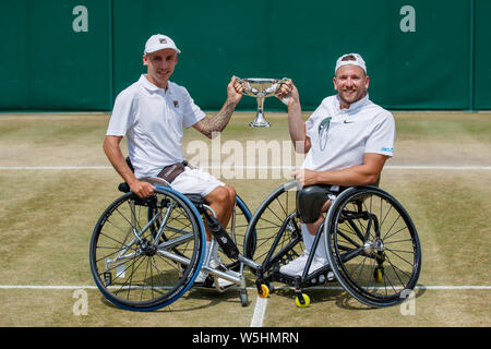Dylan Alcott und Andy Lapthorne feiern Gewinnen der Quad verdoppelt Tennis an den Meisterschaften, Wimbledon 2019. Gehalten an der All England Lawn Tennis C Stockfoto