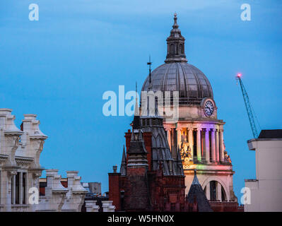 Rat haus Kuppel beleuchtet mit Stolz die Farben, Nottinghamshire England Großbritannien Stockfoto