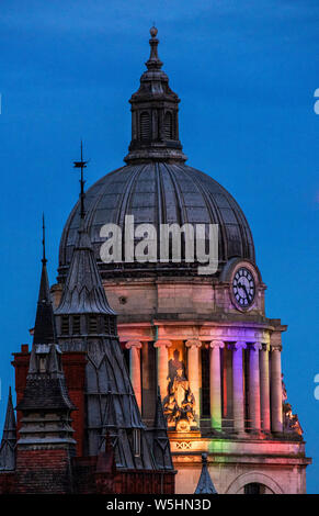 Rat haus Kuppel beleuchtet mit Stolz die Farben, Nottinghamshire England Großbritannien Stockfoto