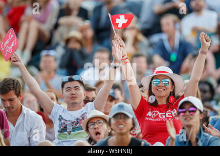 Roger Federer Fans und Zuschauer auf Henman Hill Murray Damm oder Aorangi Hill während der Meisterschaften in Wimbledon 2019. Stockfoto