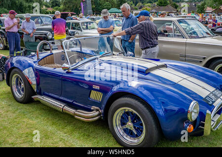 Eine blaue AC Cobra Sportwagen mit einem weißen gehen Sie schneller Streifen auf der Motorhaube, die auf der jährlichen Oldtimer und Classic Car Show in Wroxham, Norfolk, Großbritannien Stockfoto