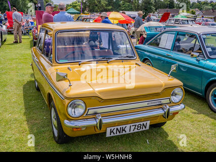 Vorderansicht eines Hillman Imp Oldtimer auf der jährliche Klassiker und Oldtimer Show in Wroxham, Norfolk, Großbritannien Stockfoto