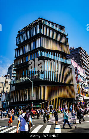 Tokyo, Japan - 11. Mai 2019: Asakusa Kultur Tourist Information Center. Die Aussichtsplattform bietet einen guten Blick auf den Sensoji-tempel und die Stockfoto