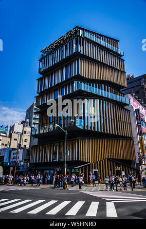 Tokyo, Japan - 11. Mai 2019: Asakusa Kultur Tourist Information Center. Die Aussichtsplattform bietet einen guten Blick auf den Sensoji-tempel und die Stockfoto