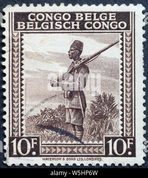Soldat auf alte Briefmarke der belgischen Kongo Stockfoto