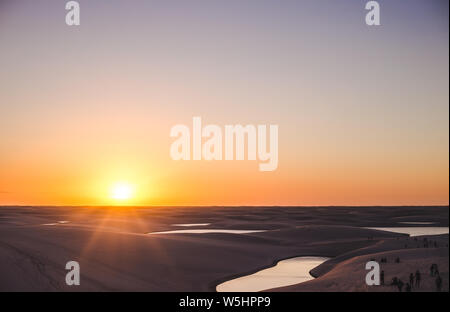 Sonnenuntergang über dem Giant Sand Dünen und Lagunen in Lencois Maranhenses, einer der schönsten touristischen zieht in Maranhão, Nord-ost Brasilien Stockfoto