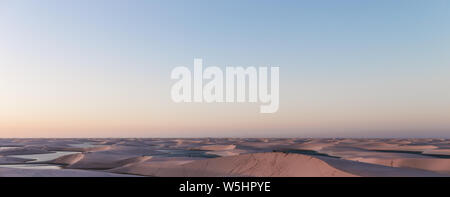 Sonnenuntergang über dem Giant Sand Dünen und Lagunen in Lencois Maranhenses, einer der schönsten touristischen zieht in Maranhão, Nord-ost Brasilien Stockfoto