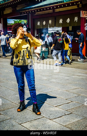 Tokyo, Japan - 11. Mai 2019: Fotograf, Bild, in: Tokyo. Sensoji ist Asakusa die Hauptattraktion, ein sehr populärer buddhistischer Tempel, an. Stockfoto