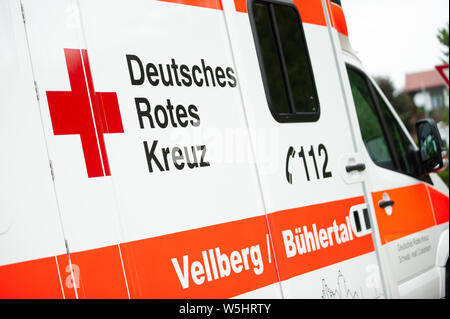 Ilshofen, Deutschland, Juli 2019. Deutschen Krankenwagen Auto mit Headline: Deutsches Rotes Kreuz in englischer Sprache Deutsche Rote Kreuz. Stockfoto