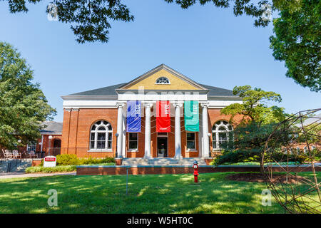 GREENSBORO, NC, USA - 27. Juli: Hege Bibliothek am Juli 27, 2019 an der Guilford College in Greensboro, North Carolina. Stockfoto