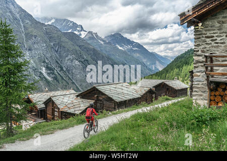 Traditionelle Holzhäuser im Dorf Tufteren, hoch über Zermatt, dem berühmten Touristenziel des Kantons Wallis, Wallis, Schweiz Stockfoto
