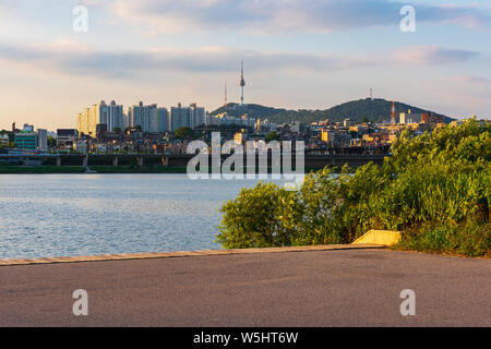 Sonnenuntergang am Han-fluss in Seoul, Südkorea Stockfoto