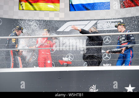 Fast Rentner Georg Seiler (Zweite von rechts nach links, 'Mister Hockenheimring', Manager Hockenheimring) kann nicht der Champagner Dusche mit Links zu rightn. r. Max Quartiere (NED, Aston Martin Red Bull Racing), Sebastian Vettel (GER, Scuderia Ferrari Mission Worfeln), Daniil KWJAT (RUS, Red Bull goalo Rosso Honda) zu feiern, Jubel, Jubeln, Jubeln, Freude, Jubel, Feiern, Landschaft, Rennen am 28.07.2019, Formel 1, Grand Prix von Deutschland in Hockenheim/Deutschland vom 26.07. - 28.07.2019, Saison 2019, | Verwendung weltweit Stockfoto