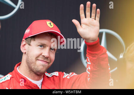 Hockenheim, Deutschland. 28. Juli 2019. Sebastian Vettel (GER, Scuderia Ferrari Mission Worfeln) freut sich auf den Parc Ferme direkt nach dem Rennen über seinen zweiten Platz, 2., 2., Jubel, Jubel, Jubeln, Freude, Jubel, Feiern, Geste, Gestik, Büste, Rennen am 28.07.2019, Formel 1, Grand Prix von Deutschland in Hockenheim/Deutschland vom 26.07. - 28.07.2019, Saison 2019, | Verwendung der weltweiten Kredit: dpa/Alamy leben Nachrichten Stockfoto