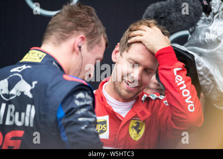 Hockenheim, Deutschland. 28. Juli 2019. Sebastian Vettel (rechts, GER, Scuderia Ferrari Mission Worfeln) und Daniil KWJAT (RUS, Red Bull goalo Rosso Honda) Sprechen im Parc Ferme witheinander, Brustbild, Rennen am 28.07.2019, Formel 1, Grand Prix von Deutschland in Hockenheim/Deutschland vom 26.07. - 28.07.2019, Saison 2019, | Verwendung der weltweiten Kredit: dpa/Alamy leben Nachrichten Stockfoto