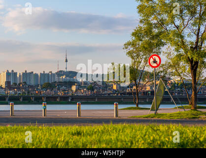 Sonnenuntergang am Han-fluss in Seoul, Südkorea Stockfoto