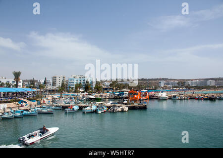 Aya Napa, Marina, Port, seaThe Hafen des Resorts mit den kleinen Fischerbooten und Holz- Stockfoto