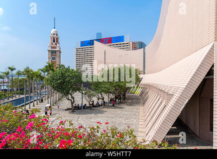 Hong Kong Cultural Centre mit Blick auf die ehemaligen Kowloon-Canton Railway Clock Tower, der Promenade Tsim Sha Tsui, Kowloon, Hongkong, China Stockfoto