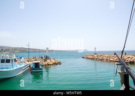 Aya Napa, Marina, Port, seaThe Hafen des Resorts mit den kleinen Fischerbooten und Holz- Stockfoto