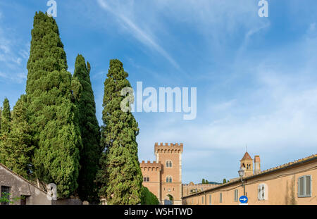 Herrliche Aussicht auf das mittelalterliche Dorf und die bolgheri Schloss, Livorno, Toskana, Italien Stockfoto