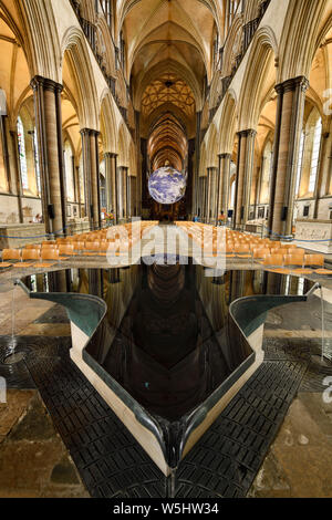 Kreuz Taufbecken Brunnen und rotierender Globus innerhalb der mittelalterlichen Kathedrale von Salisbury geformt