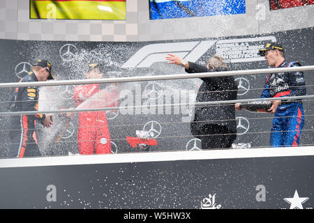 Fast Rentner Georg Seiler (Zweite von rechts nach links, 'Mister Hockenheimring', Manager Hockenheimring) kann nicht der Champagner Dusche mit Links zu rightn. r. Max Quartiere (NED, Aston Martin Red Bull Racing), Sebastian Vettel (GER, Scuderia Ferrari Mission Worfeln), Daniil KWJAT (RUS, Red Bull goalo Rosso Honda) zu feiern, Jubel, Jubeln, Jubeln, Freude, Jubel, Feiern, Landschaft, Rennen am 28.07.2019, Formel 1, Grand Prix von Deutschland in Hockenheim/Deutschland vom 26.07. - 28.07.2019, Saison 2019, | Verwendung weltweit Stockfoto