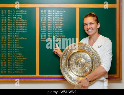 2019 Wimbledon Ladies' Singles Meister Simona Halep stehen die Gewinner Board an den Meisterschaften Stockfoto