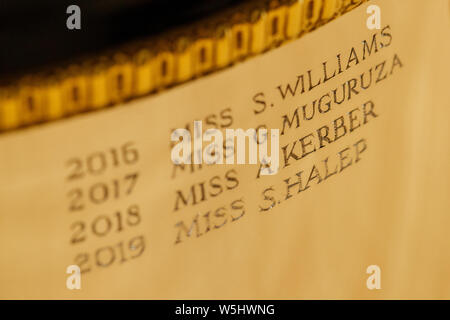 Detail der 2019 Ladies' Singles Meister Simona Halep Gravur auf der Venus Rosewater Dish Trophäe stehen für die Meisterschaften in Wimbledon 2019. Stockfoto