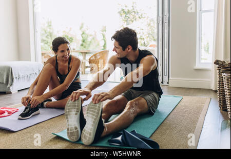 Paar zusammen trainieren. Der Mann und die Frau in der Sportbekleidung zu tun Training zu Hause. Stockfoto