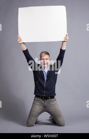 Überglücklich Mann, weiße Leere Namensschild. Stockfoto