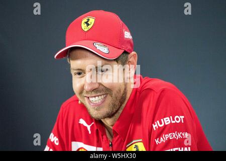 Pressekonferenz nach dem Rennen mit dem Sebastian Vettel (GER, Scuderia Ferrari Mission Worfeln), 2., 2., 2. Platz, Brustbild, laughsd, lÃ chelnd, lÃ cheln, lÃ chelnd, lacht, Mimik, Rennen am 28.07.2019, Formel 1, Grand Prix von Deutschland in Hockenheim/Deutschland vom 26.07. - 28.07.2019, Saison 2019, | Verwendung weltweit Stockfoto