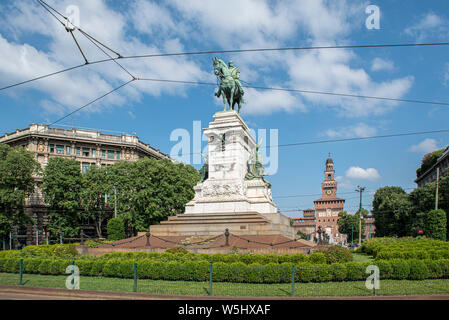 Mailand, Italien; Juli 2019: Denkmal für Giuseppe Garibaldi und der Glockenturm der Burg Sforza in Mailand, Italien. Stockfoto