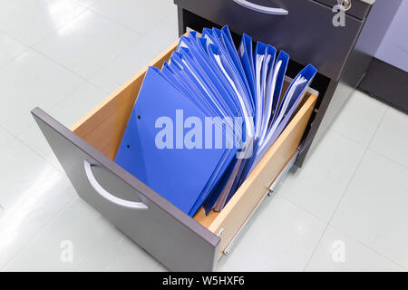 Blaue Datei Ordner Dokumente in einem Aktenschrank Aufbewahrung von Verträgen. Stockfoto