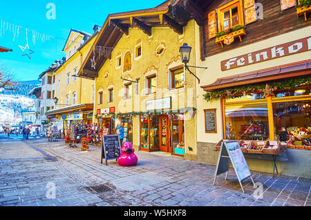 ZELL AM SEE, Österreich - 28. Februar 2019: Machen Sie einen Einkaufsbummel in der Altstadt, voller Souvenir Geschäften und Handwerk, es bietet verschiedene lokale Geschenke, Essen Stockfoto