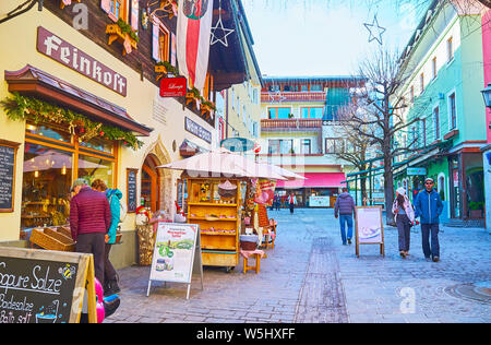 ZELL AM SEE, Österreich - 28. FEBRUAR 2019: Touristen verbringt freie Zeit in der Altstadt, für einen Besuch der lokalen Einkaufsmöglichkeiten, Cafés, Bars und beobachten Arachiten Stockfoto