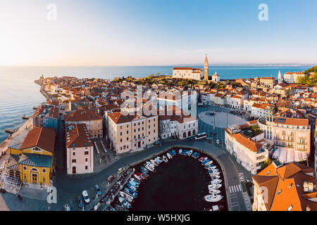 Antenne Panorama der wunderschönen slowenischen Stadt Piran Stockfoto