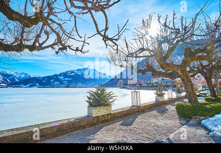 Tag Spaziergang durch Zeller See, umgeben von Gärten, Parks, Hotels und stadtwohnungen von Zell am See, Österreich umgeben Stockfoto