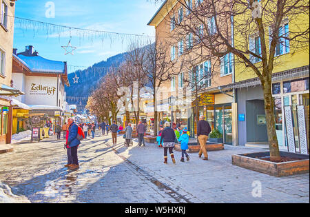 ZELL AM SEE, Österreich - 28. FEBRUAR 2019: Die Touristen zu Fuß die Altstadt Straße mit Souvenirläden und Cafés und bietet heiße Getränke und lokale Küche, Stockfoto