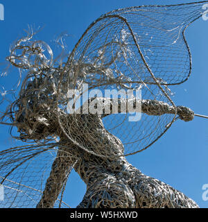 Fantasy kabel Garten Skulptur vor blauem Himmel im Frühjahr an Trentham Gardens set Staffordshire Stockfoto