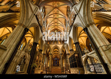 Gewölbte Decke oberhalb der vorderen Sanctuary und Altar der mittelalterlichen Kathedrale von Salisbury mit Glasfenster des Mose in Salisbury England Stockfoto