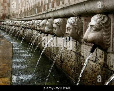 Italien Abruzzen L'Aquila "Fontana delle 99 Cannelle Stockfoto