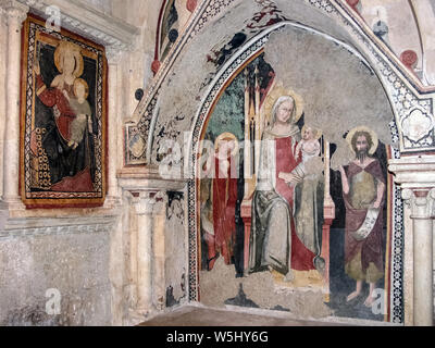 Italien Abruzzen Sulmona Kathedrale von San Panfilo Krypta - mit Fresken verzierte Nische Grabmal mit der Darstellung der Madonna mit Kind zwischen des Erzengels St. Michael und St. Johannes der Täufer - 14. Jahrhundert Stockfoto