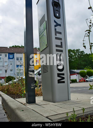 Wolfsburg, Deutschland, Juli 7., 2019: Ladestation für eine elektrische Tankstelle für emissionsfreie Elektroautos auf dem Parkplatz eines Supermarkts. Stockfoto