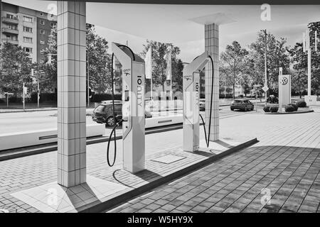 Wolfsburg, Deutschland, Juli 7., 2019: Moderne Tankstelle für Elektroautos mit futuristischen Ladestationen, Schwarz und Weiß Stockfoto